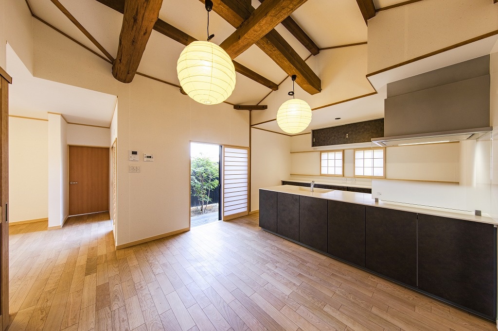 田園風景に溶け込む大きな家